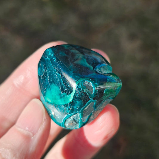 High-detail macro shot of a 26.7g Congo freeform showing vibrant emerald Dioptase crystals, swirling forest green Malachite, indigo Shattuckite, and turquoise Chrysocolla.